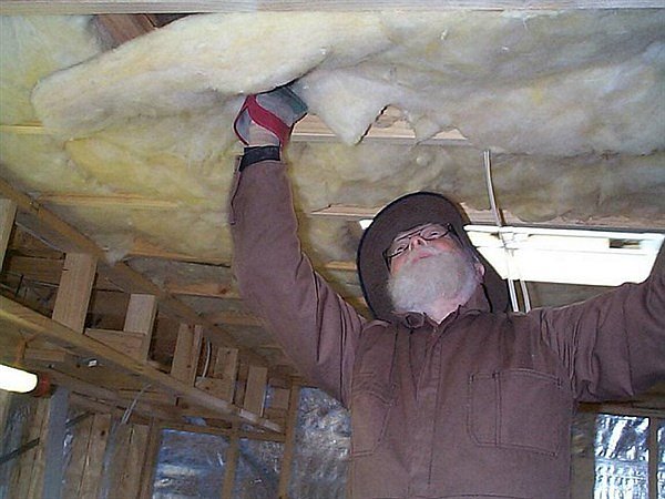 085-Insulating-the-ceiling-02.jpg