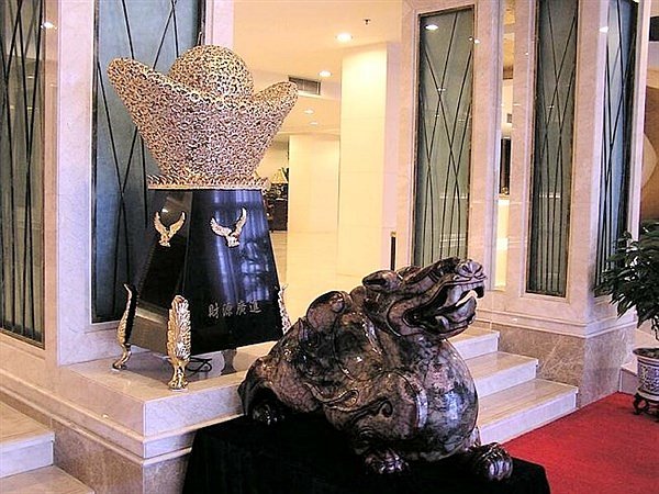 hotel-lobby-lion-and-lamp.jpg